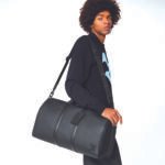 louis-vuitton-bolsa-de-viagem-keepall-bandoulière-50-lv-aerogram-viagem–M21420_PM1_Worn view