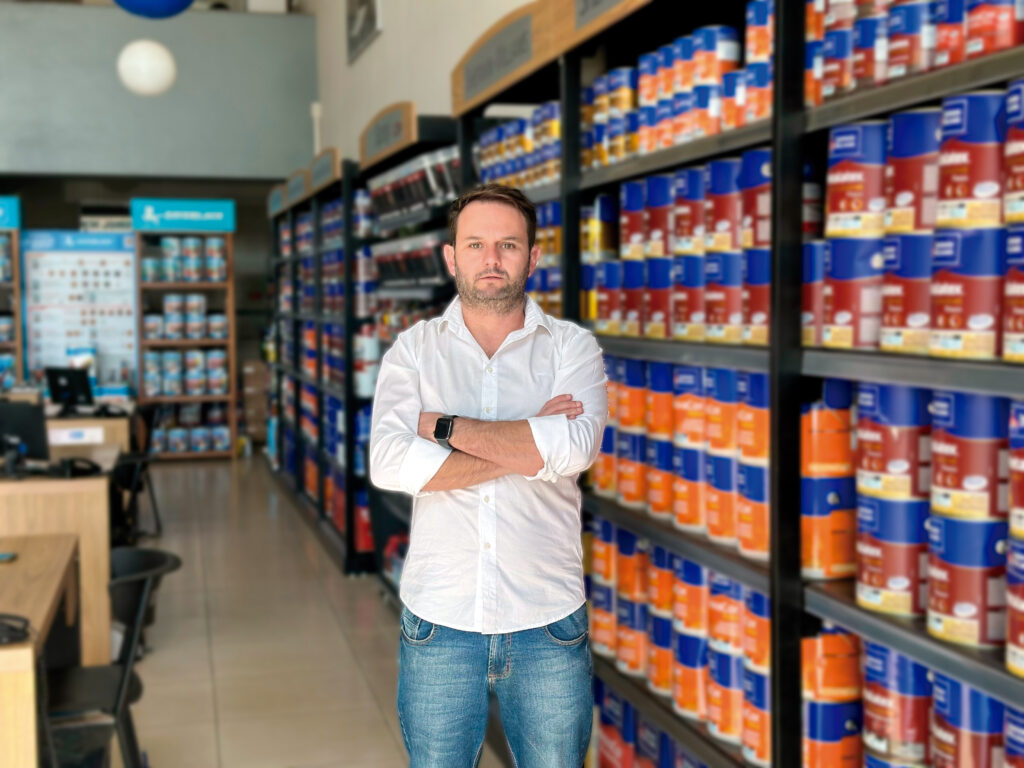 Bruno Laurente, empresário e diretor do Empório das Tintas, celebra nove anos de liderança no mercado de tintas em Lavras e região.